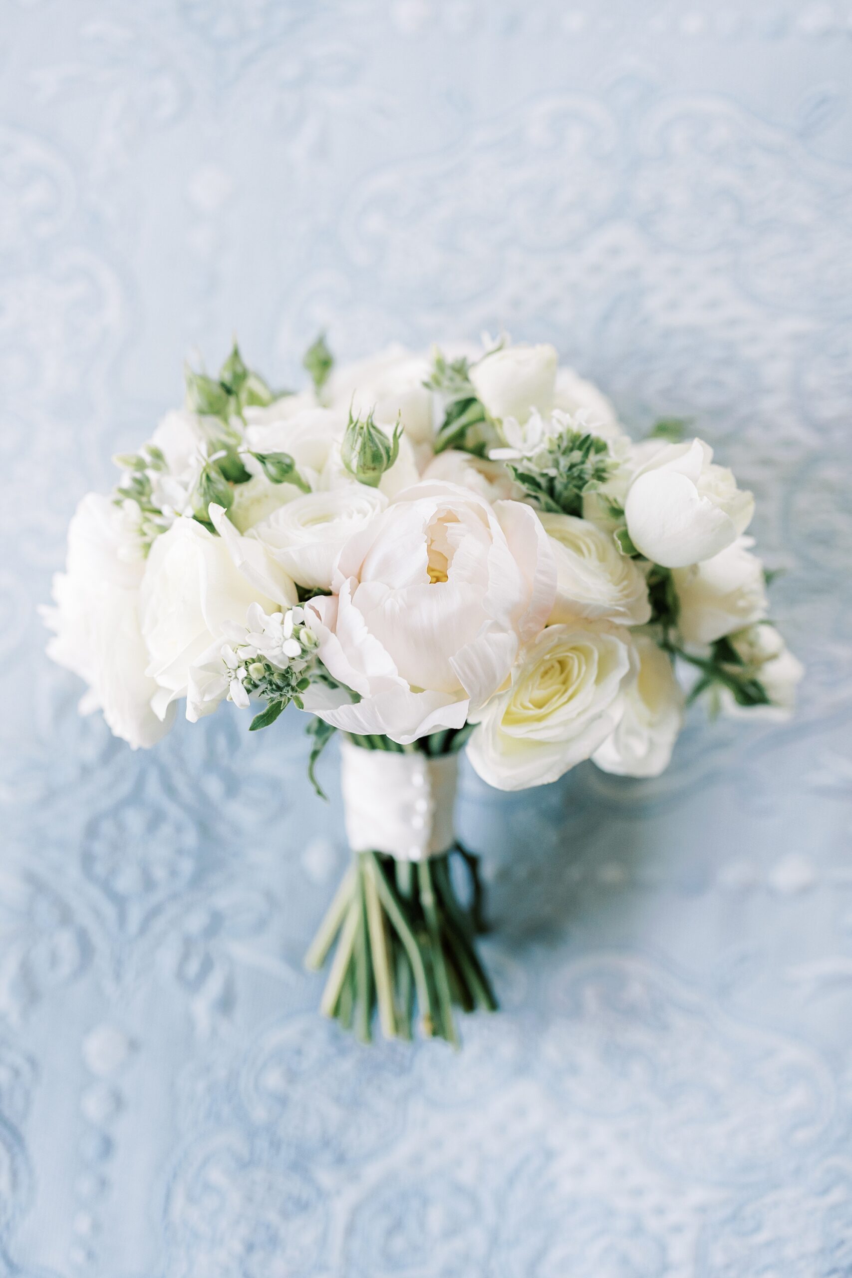ivory rose bouquet for summer wedding at Willow Creek Winery